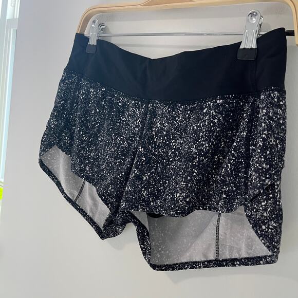 Lululemon Black & White Print Speed Shorts Size 4 - Picture 3 of 4